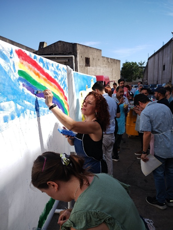 Participantes pintando un mural colaborativo