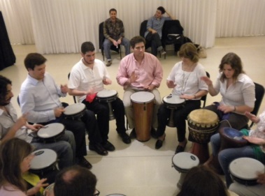 Equipo tocando tambores en ronda en un Círculo de Tambores