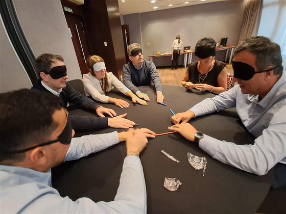 Equipo con los ojos vendados en Diálogos en la Oscuridad