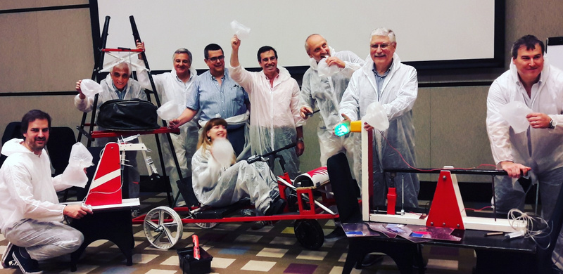 Equipo con trajes de astronauta celebrando en Náufragos en la Luna