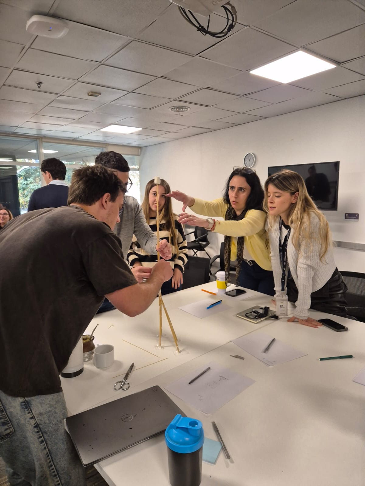 Participantes construyendo juntos durante una capacitación de TIK