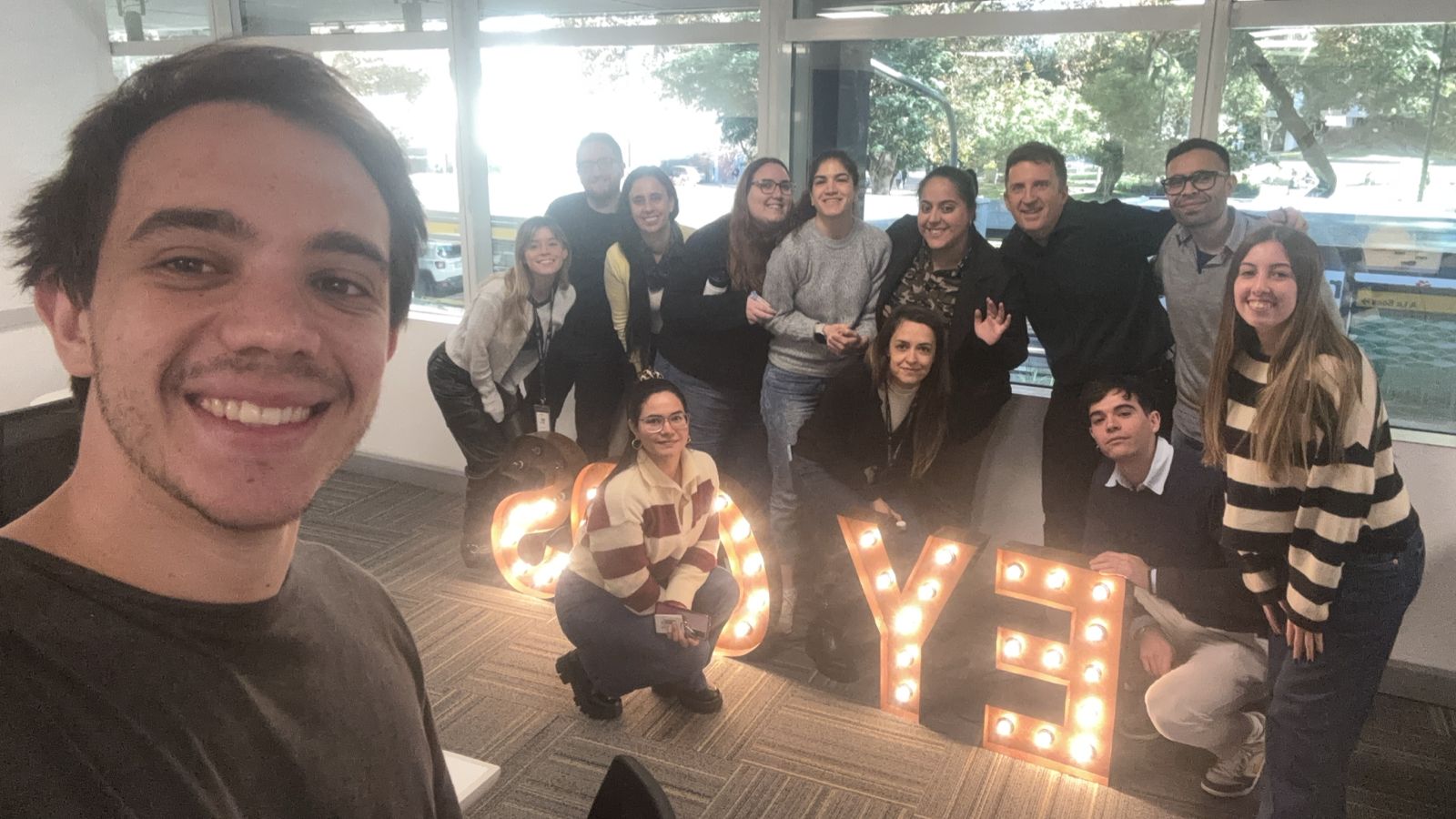 Participantes de EY al cierre de un encuentro