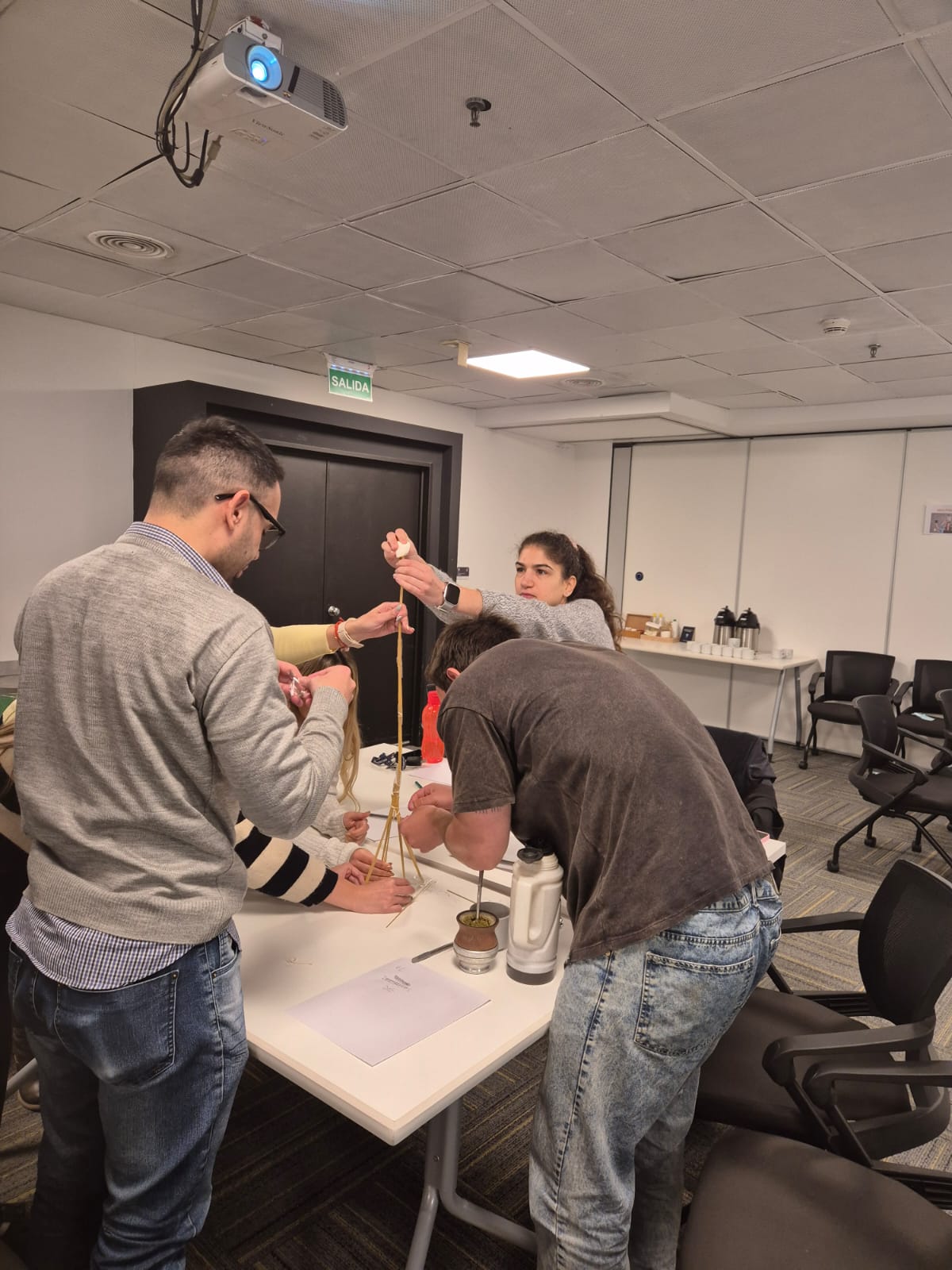 Equipo probando y ajustando una construcción