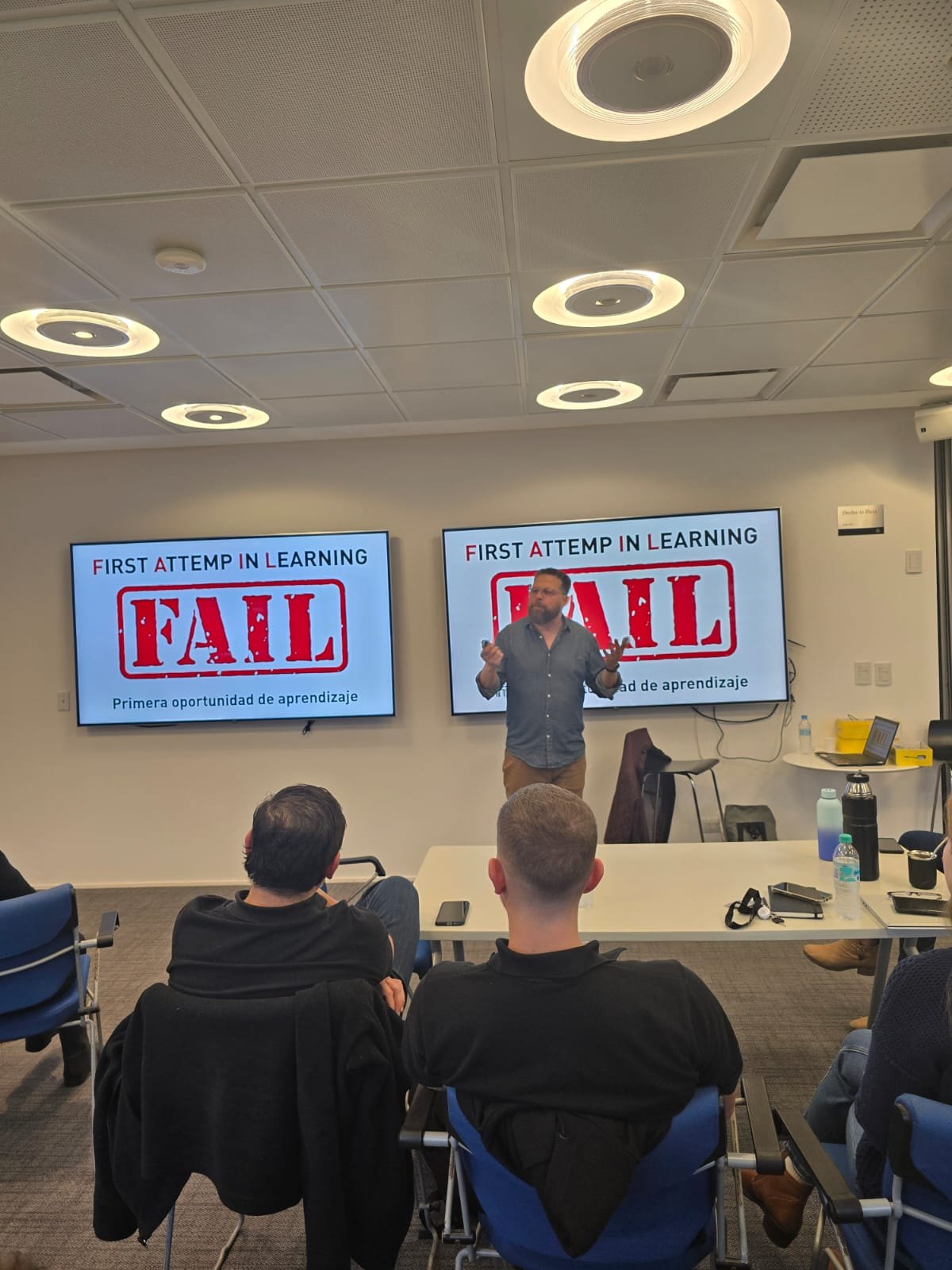 Facilitador frente a pantallas que dicen FAIL, first attempt in learning