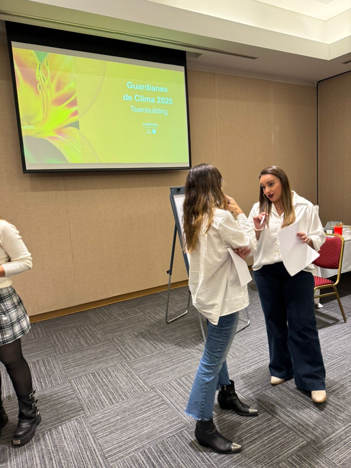 Facilitadoras presentando con rotafolio