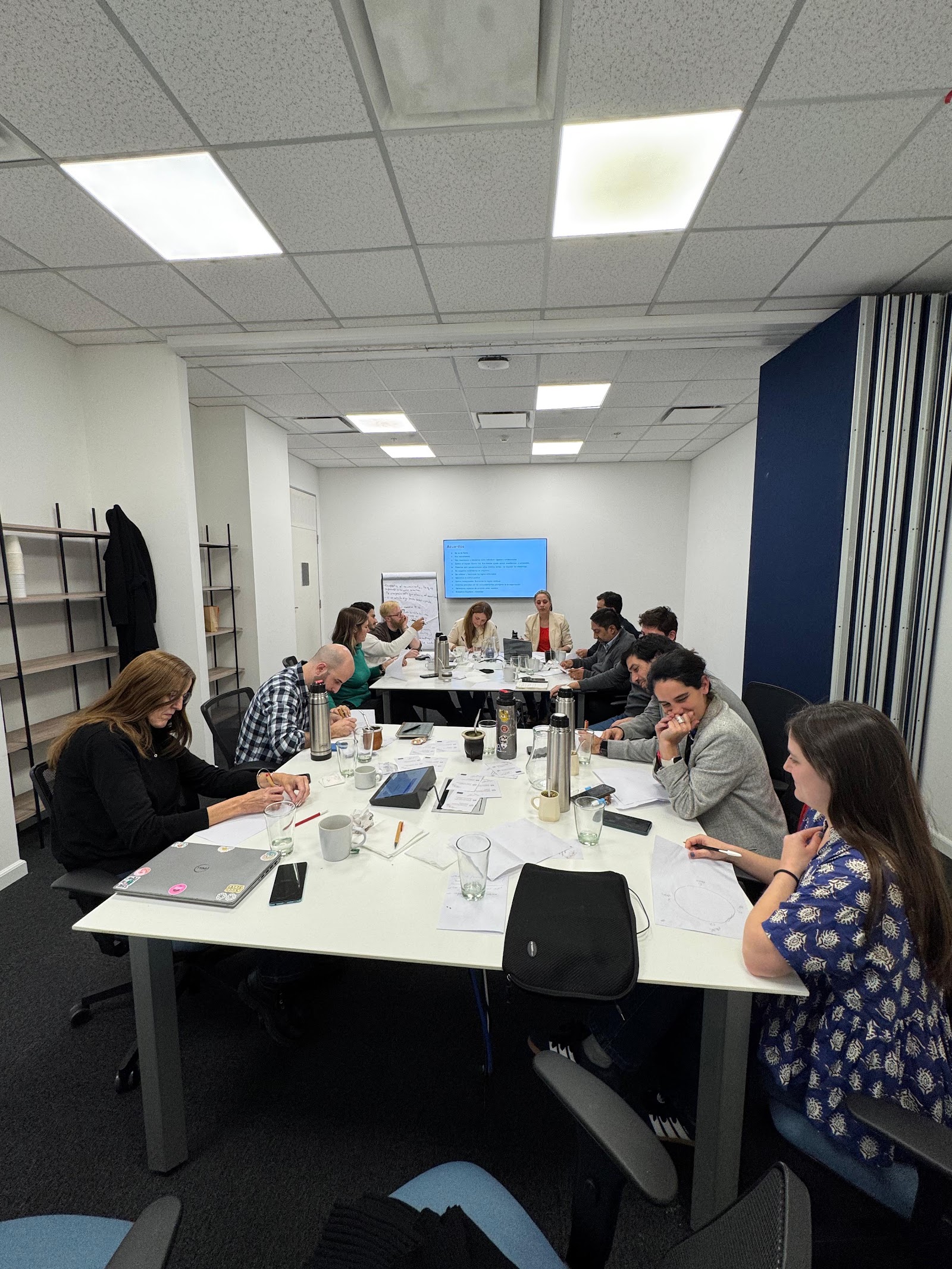 Sala de capacitación con participantes en mesas