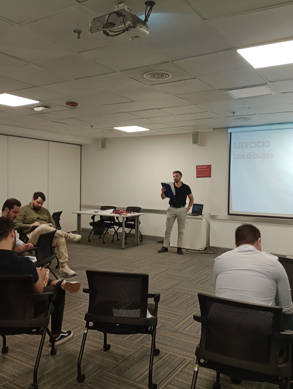Facilitación frente a una sala de participantes